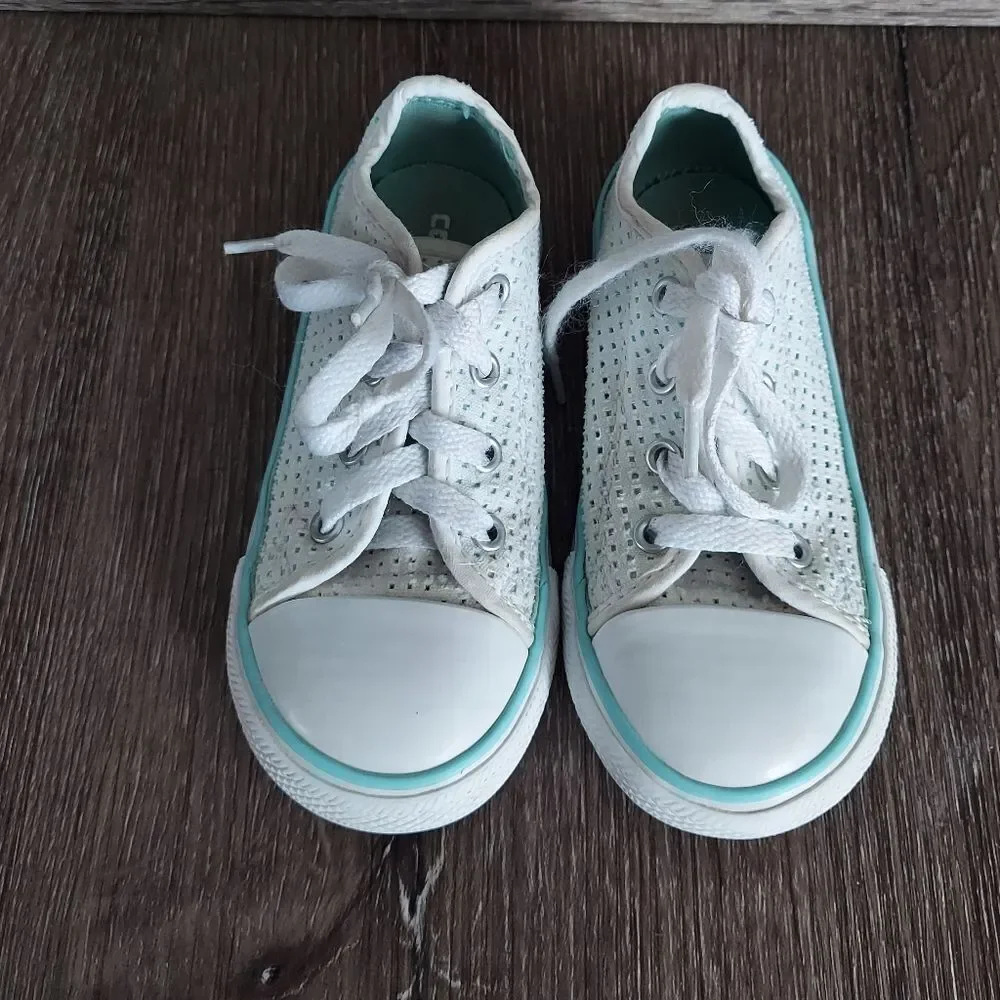 Converse Perforated Low Top Sneaker Size 9